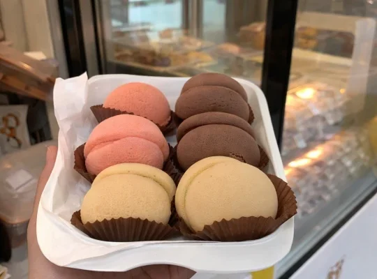 Delicious pastel souffle pancakes display