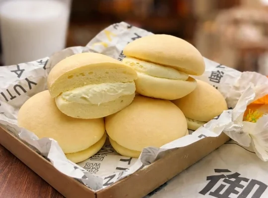 Fluffy Japanese souffle cream buns (1)